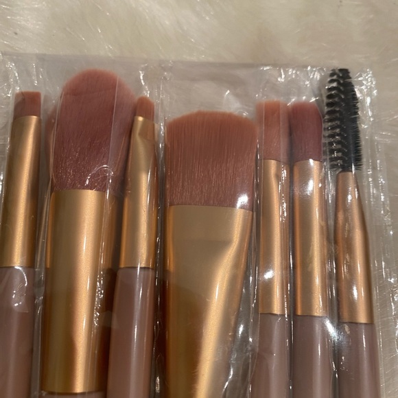 Flawless Beauty: Complete Makeup Brush Set for Pro Application - Picture 3 of 5